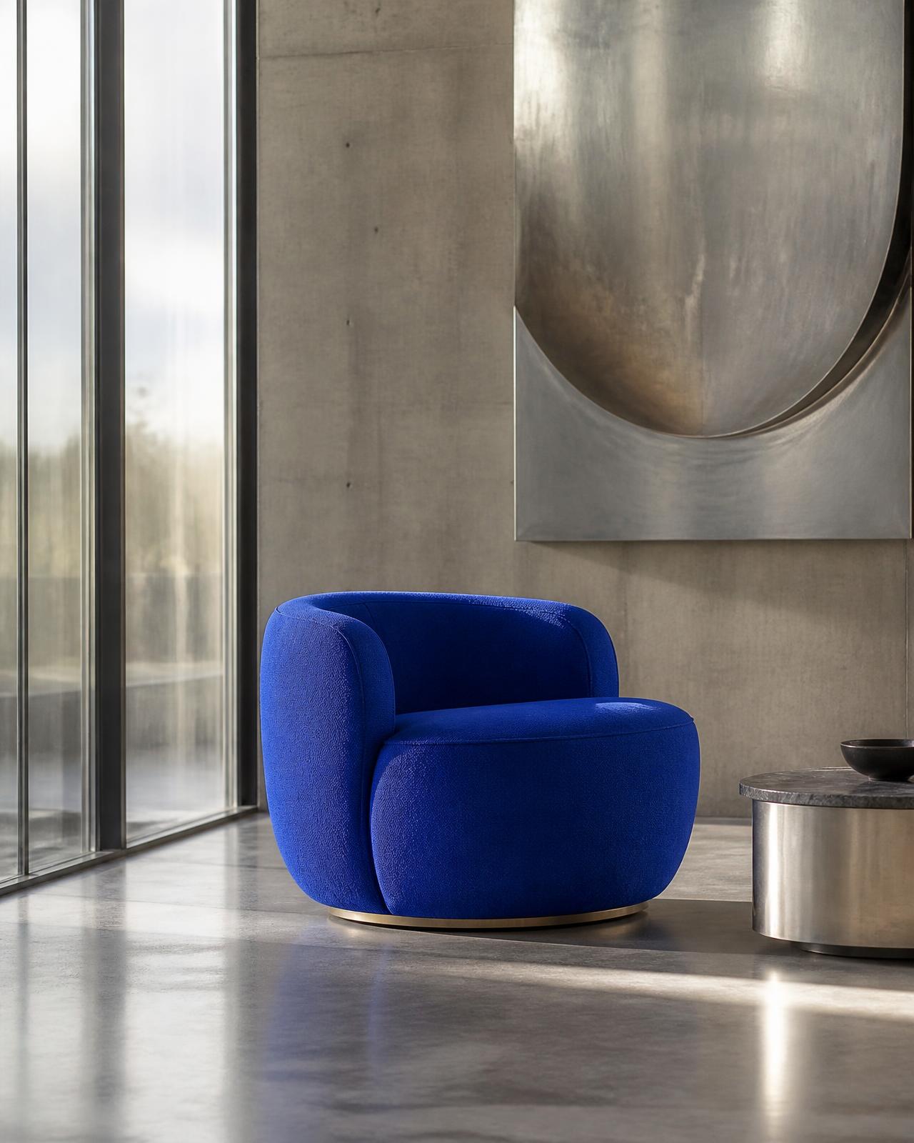 Fiktiver blauer Loungesessel in moderner Architektur