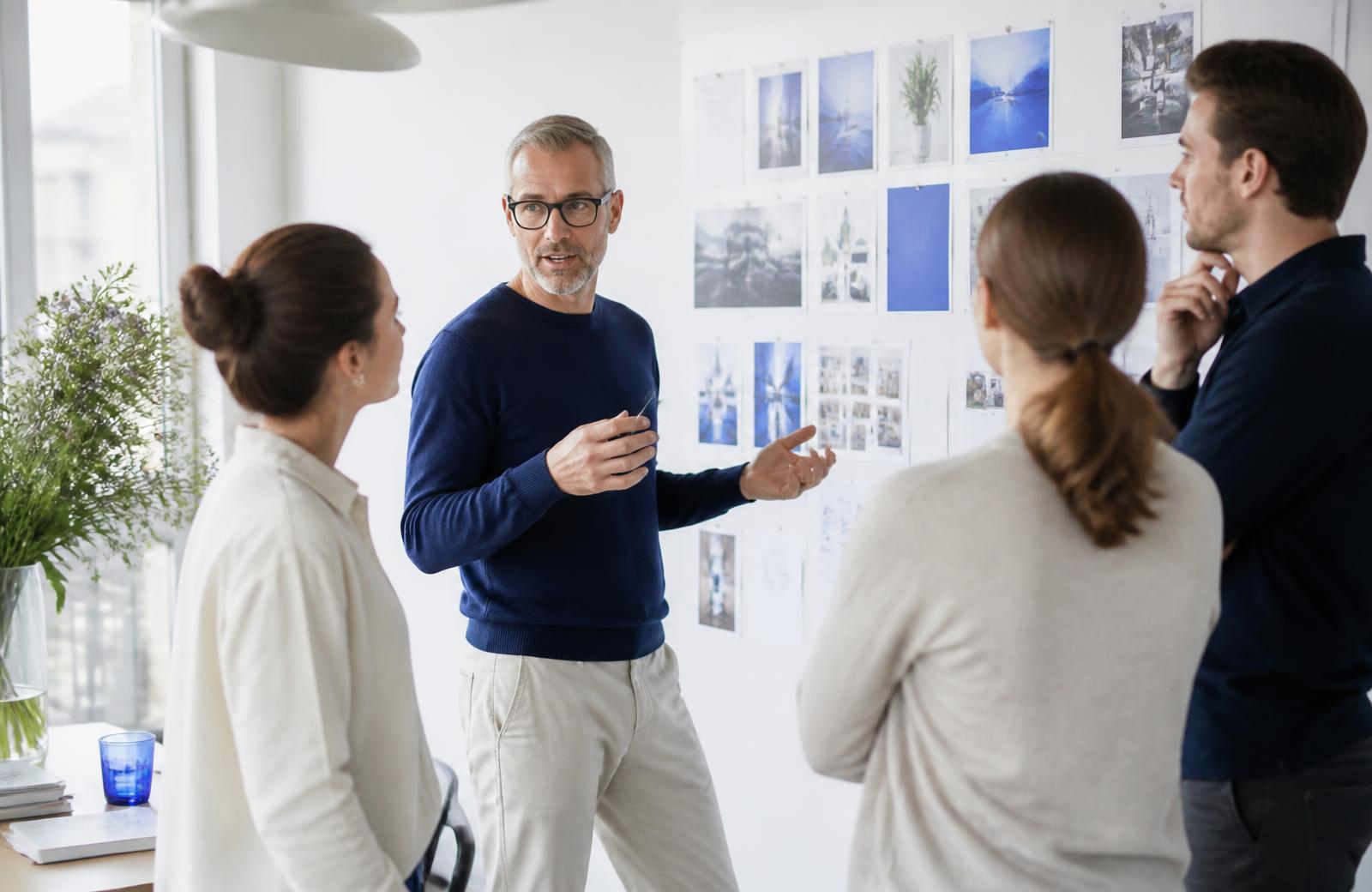 Strategieteam bespricht in einem hellen Studio visuelle Social-Media-Konzepte