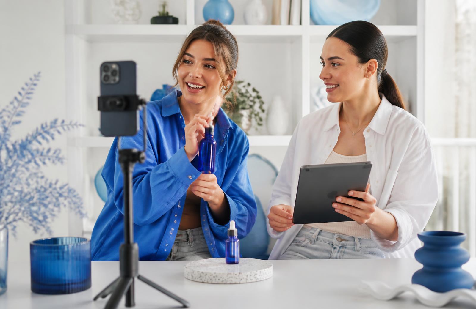 Creatorin produziert mit einer Strategin ein vertikales Kurzvideo im hellen Studio