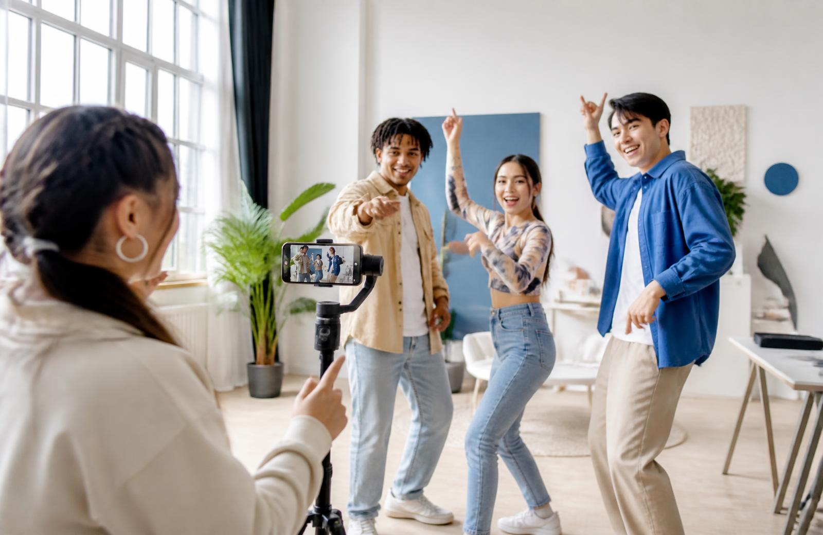 Kreativteam dreht in einem hellen Studio ein vertikales Kurzvideo